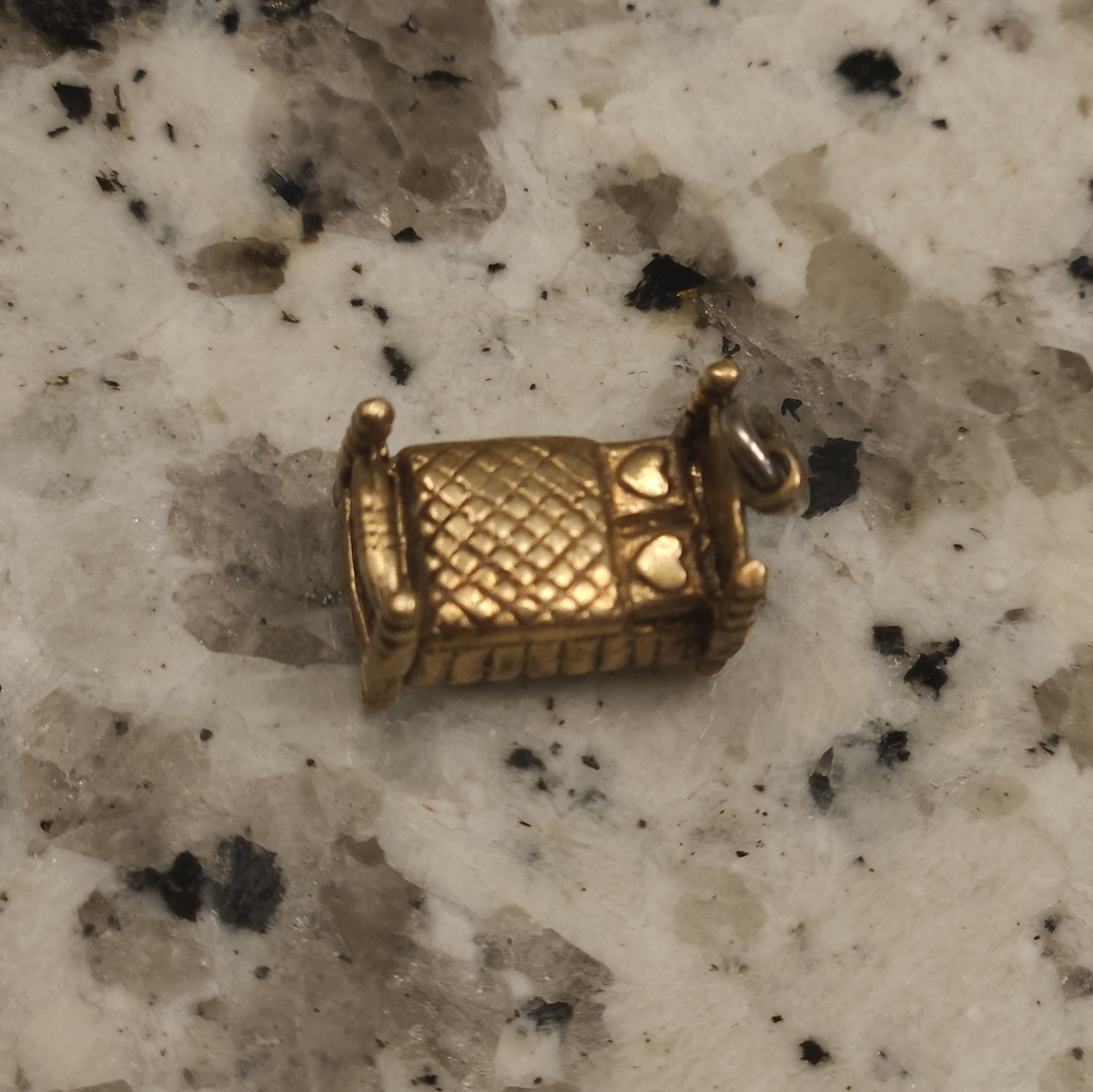 Vintage 4 Poster Bed Charm Pendant in 10K Gold with Heart Pillows
